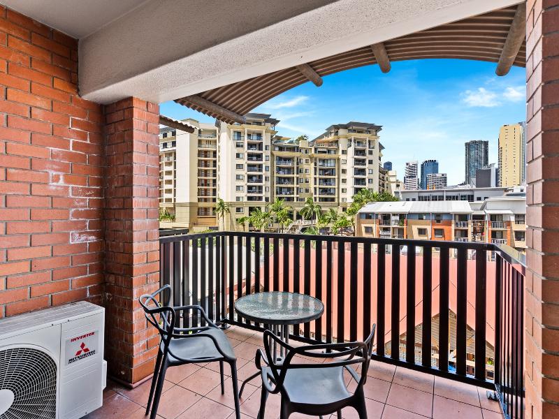 Central Brunswick Apartment Hotel image