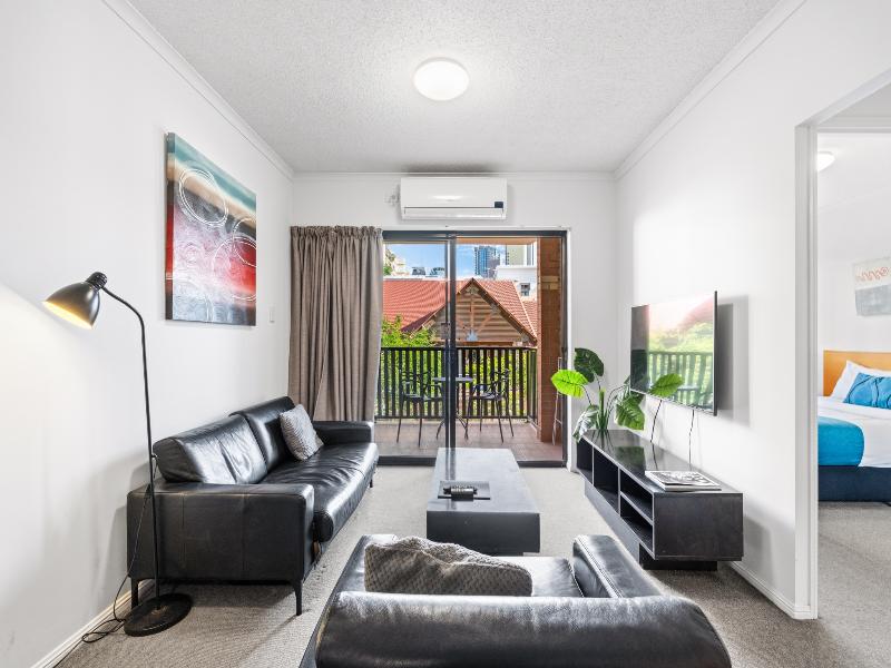 Central Brunswick Apartment Hotel image