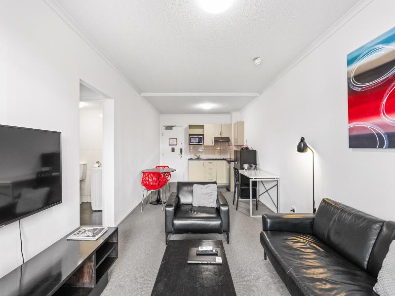 Central Brunswick Apartment Hotel image