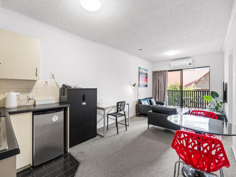 Central Brunswick Apartment Hotel image