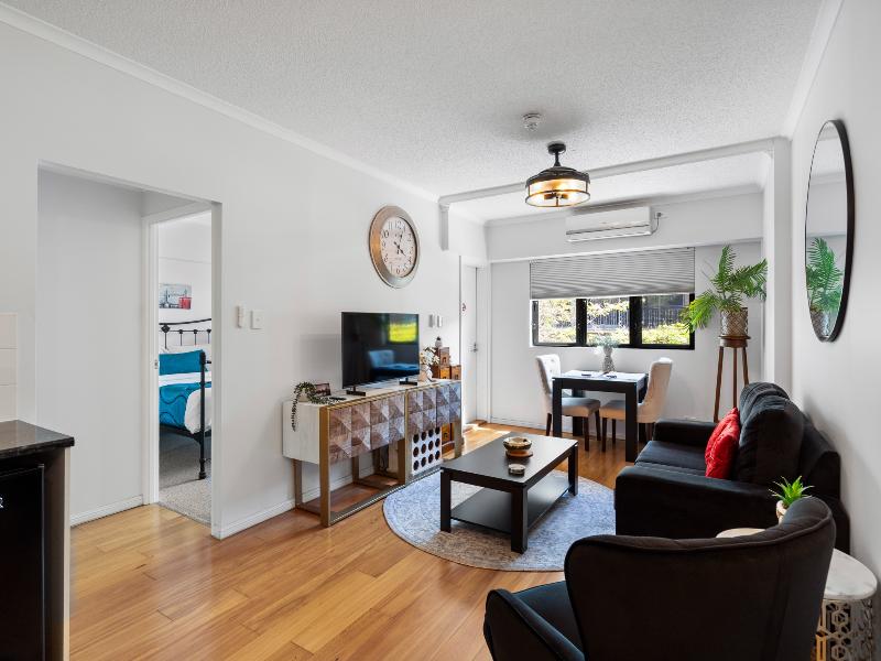 Central Brunswick Apartment Hotel image