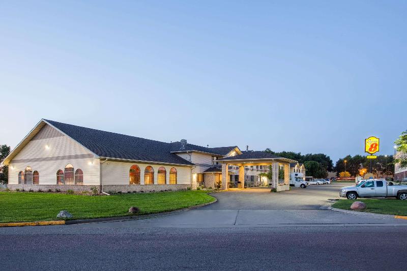 Super 8 by Wyndham Brookings image