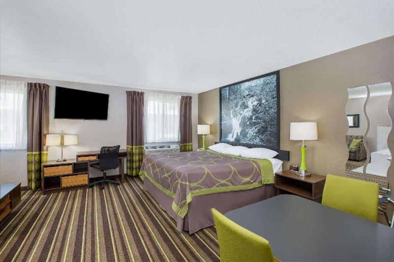 Super 8 by Wyndham Brookings image