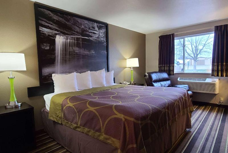 Super 8 by Wyndham Brookings image
