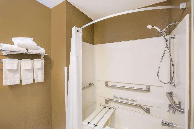 Super 8 by Wyndham Brookings image