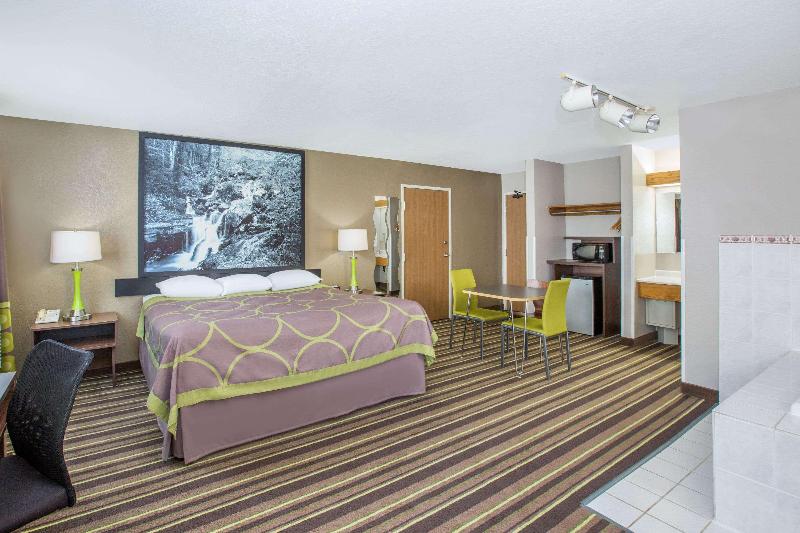 Super 8 by Wyndham Brookings image