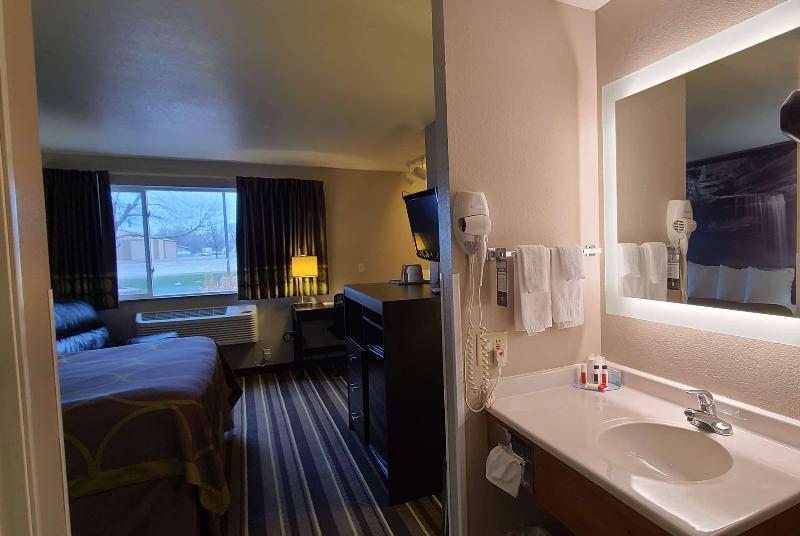 Super 8 by Wyndham Brookings image