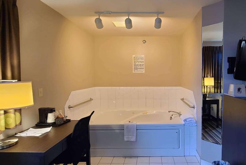 Super 8 by Wyndham Brookings image