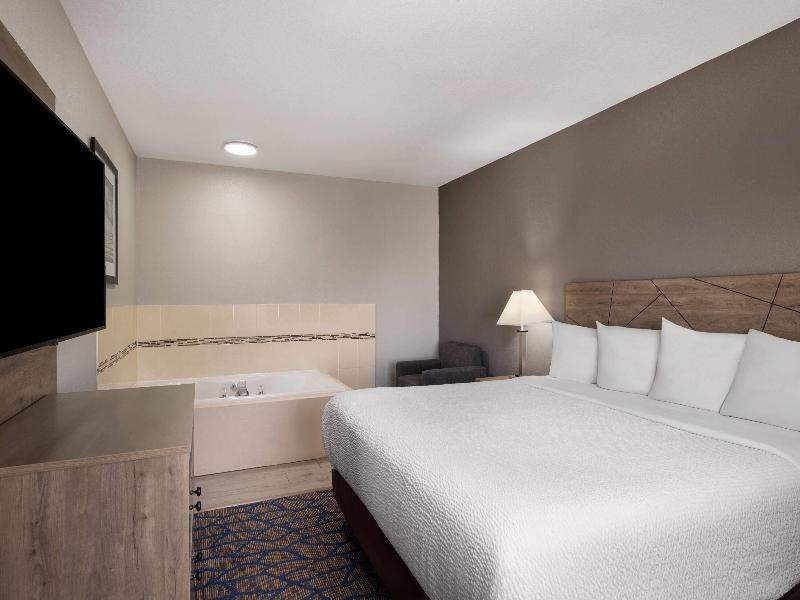 Baymont by Wyndham Waukesha image