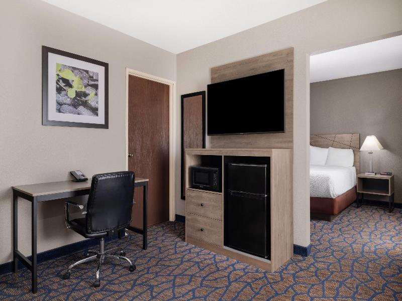 Baymont by Wyndham Waukesha image