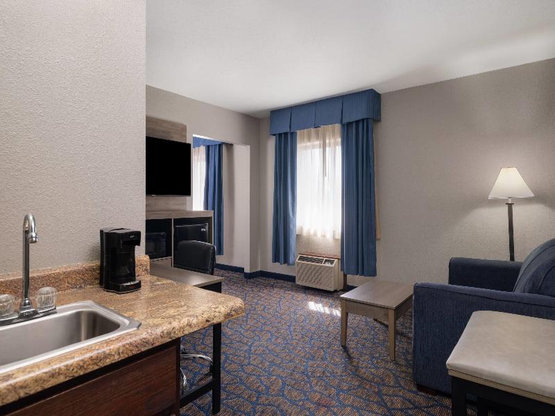 Baymont by Wyndham Waukesha image