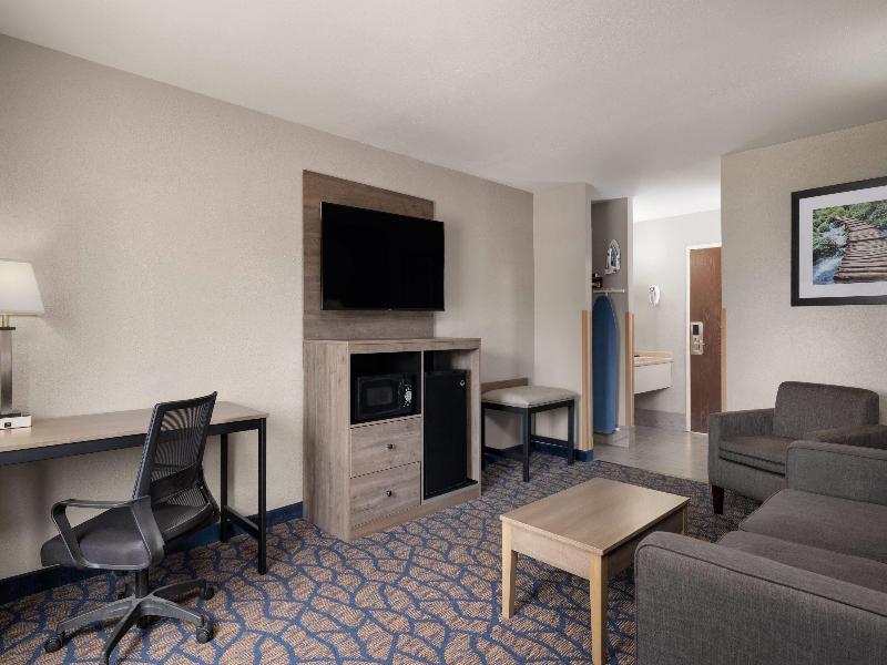 Baymont by Wyndham Waukesha image