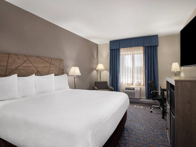 Baymont by Wyndham Waukesha image