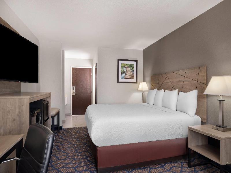 Baymont by Wyndham Waukesha image