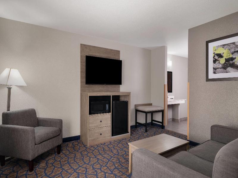 Baymont by Wyndham Waukesha image