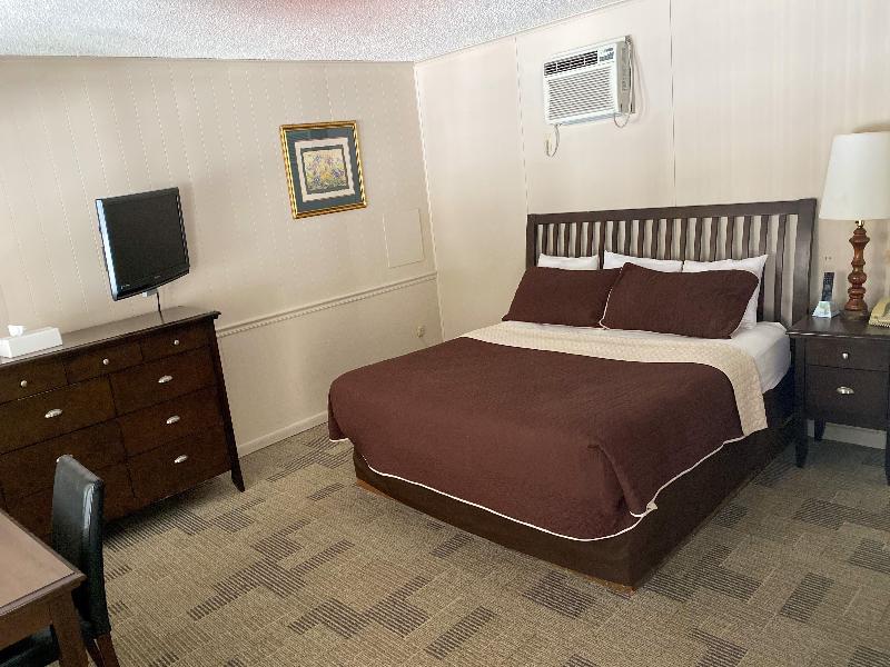 Travelodge By Wyndham Lincoln Near White Mountain image