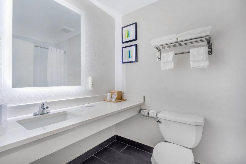 Quality Inn & Suites Nj State Capital Area image