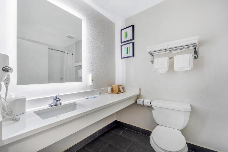 Quality Inn & Suites Nj State Capital Area image