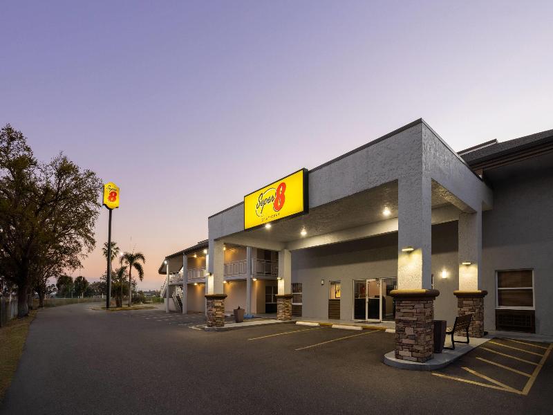 Super 8 by Wyndham Ellenton Bradenton Area image