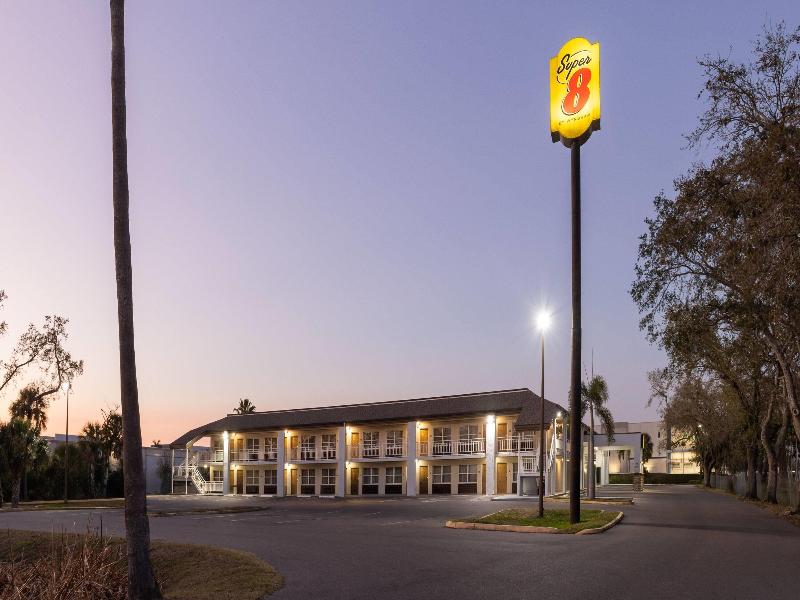 Super 8 by Wyndham Ellenton Bradenton Area image