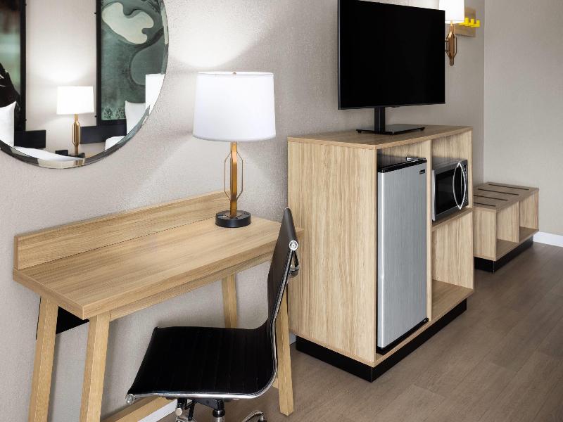 Super 8 by Wyndham Ellenton Bradenton Area image