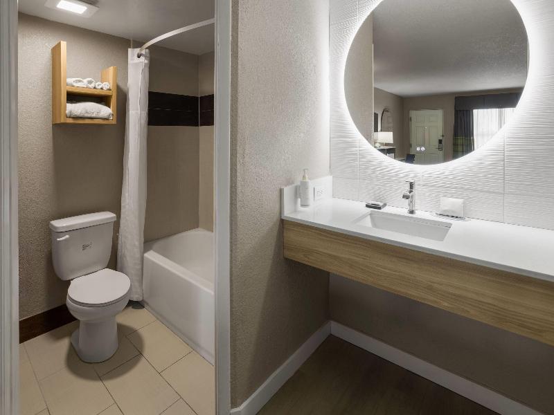 Super 8 by Wyndham Ellenton Bradenton Area image