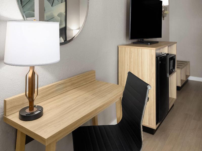 Super 8 by Wyndham Ellenton Bradenton Area image