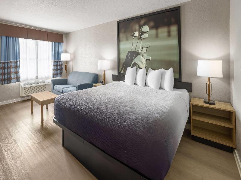 Super 8 by Wyndham Ellenton Bradenton Area image