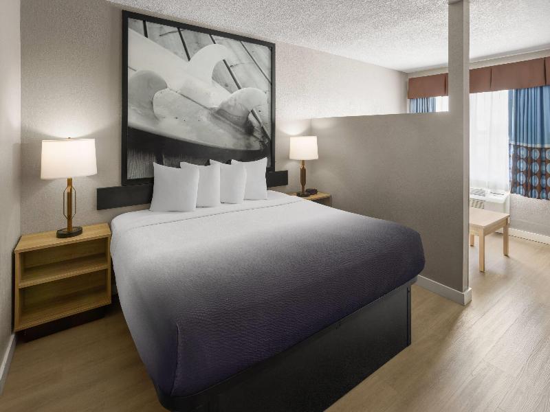 Super 8 by Wyndham Ellenton Bradenton Area image