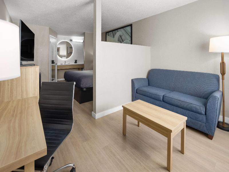 Super 8 by Wyndham Ellenton Bradenton Area image