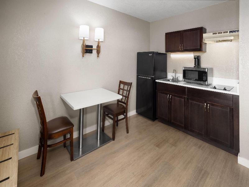 Super 8 by Wyndham Ellenton Bradenton Area image
