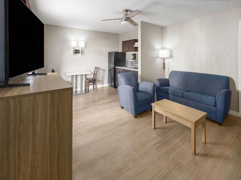 Super 8 by Wyndham Ellenton Bradenton Area image