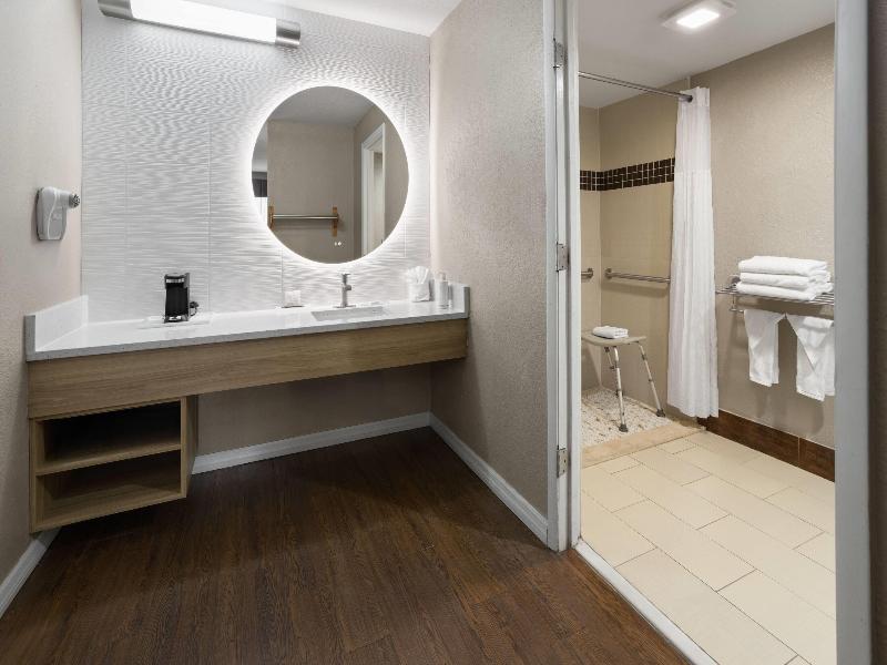 Super 8 by Wyndham Ellenton Bradenton Area image
