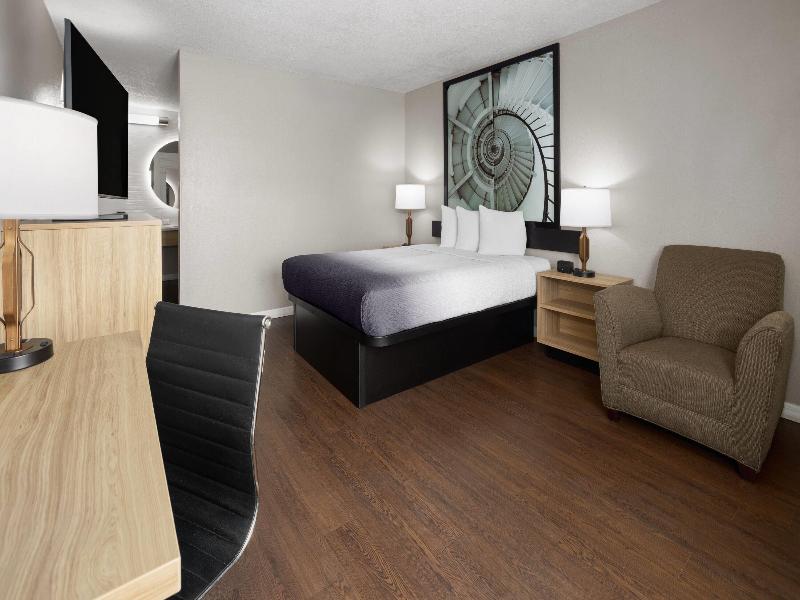 Super 8 by Wyndham Ellenton Bradenton Area image