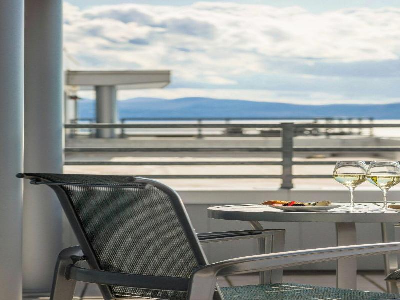 Courtyard Burlington Harbor image