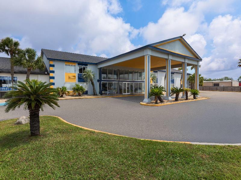 Super 8 by Wyndham Biloxi image