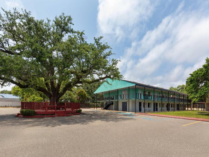Super 8 by Wyndham Biloxi image
