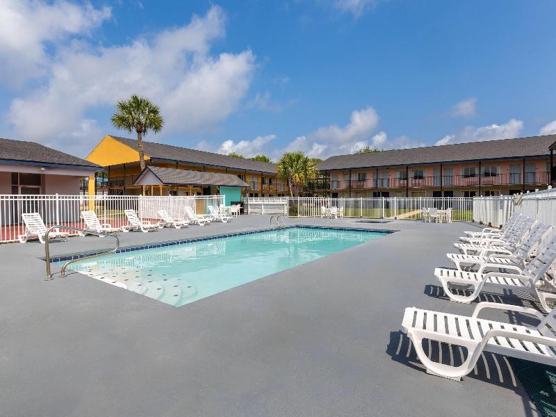 Super 8 by Wyndham Biloxi image