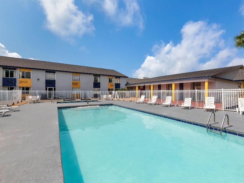 Super 8 by Wyndham Biloxi image