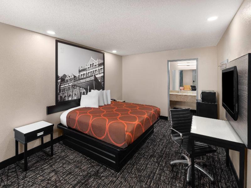 Super 8 by Wyndham Biloxi image