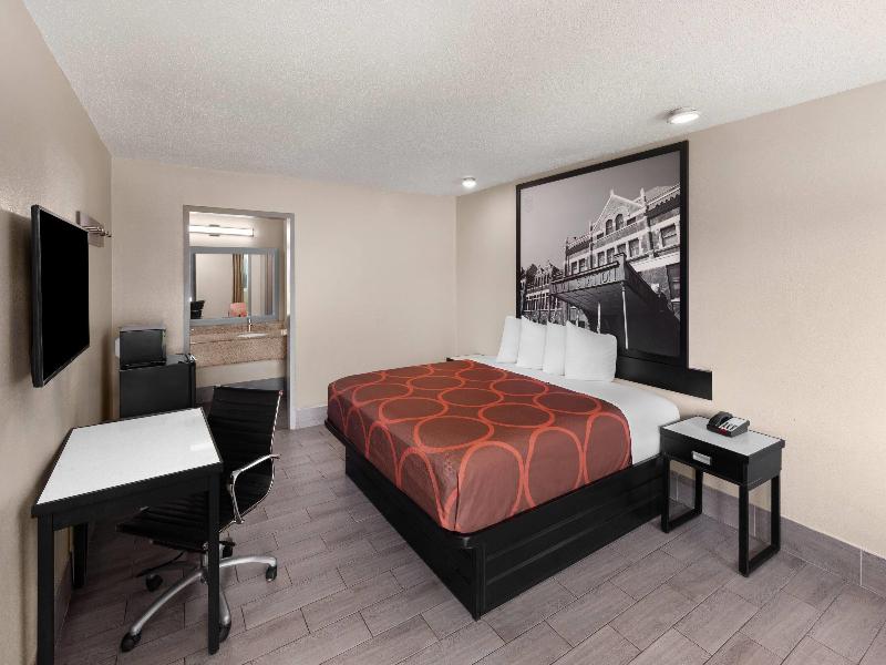 Super 8 by Wyndham Biloxi image