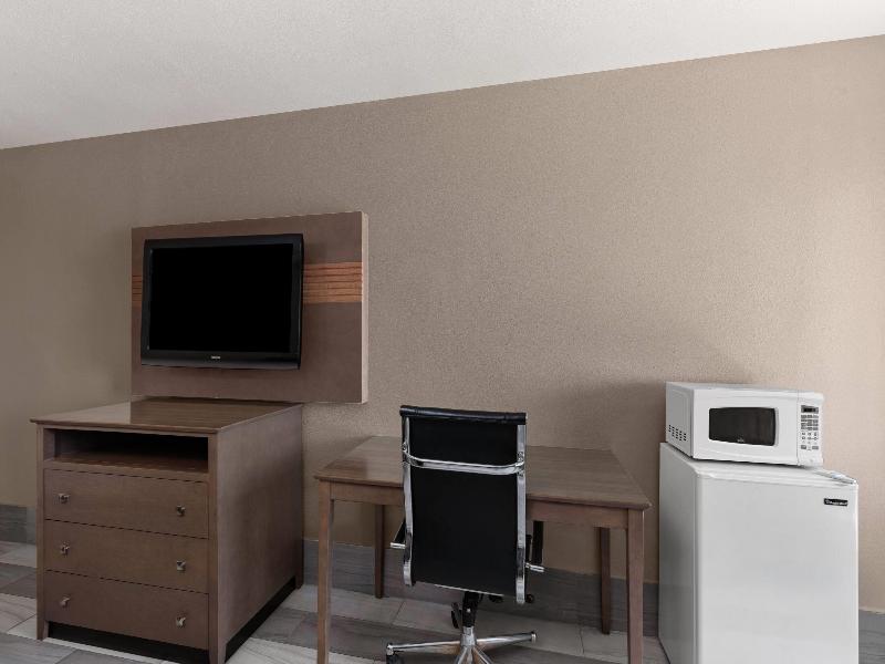 Super 8 by Wyndham Biloxi image