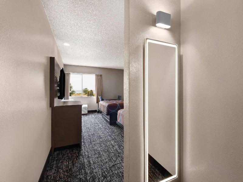 Super 8 by Wyndham Biloxi image