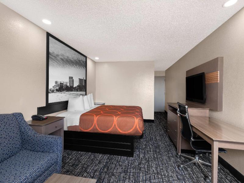 Super 8 by Wyndham Biloxi image