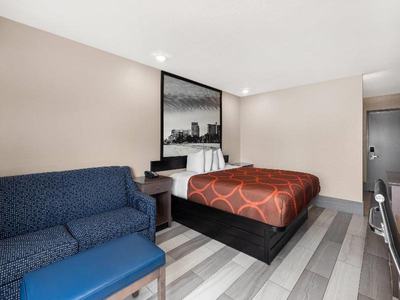 Super 8 by Wyndham Biloxi image