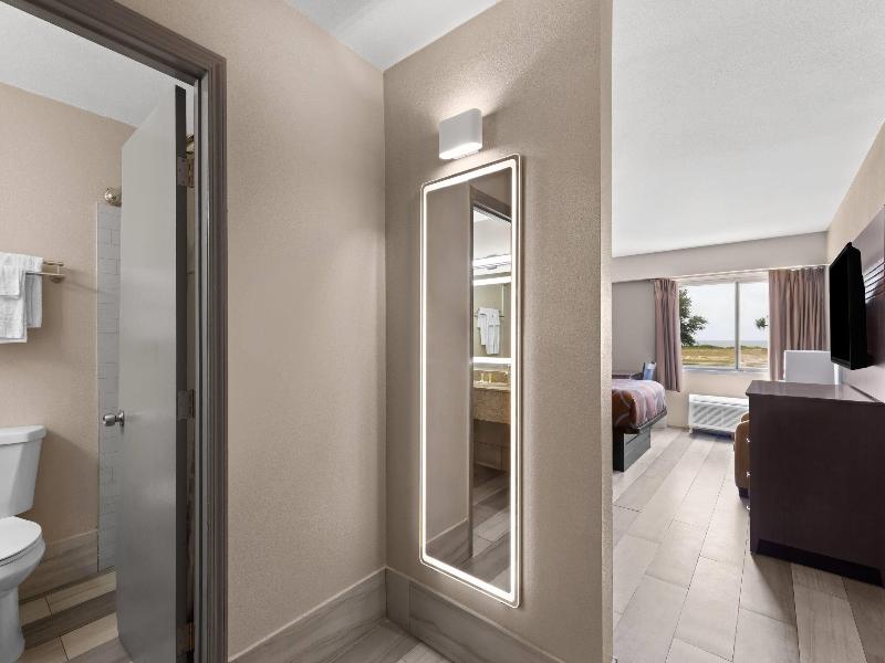 Super 8 by Wyndham Biloxi image