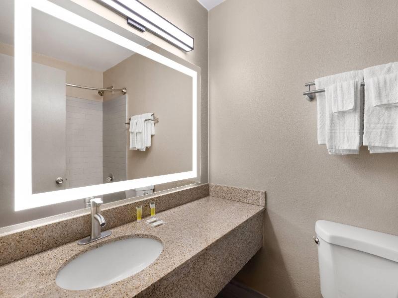 Super 8 by Wyndham Biloxi image