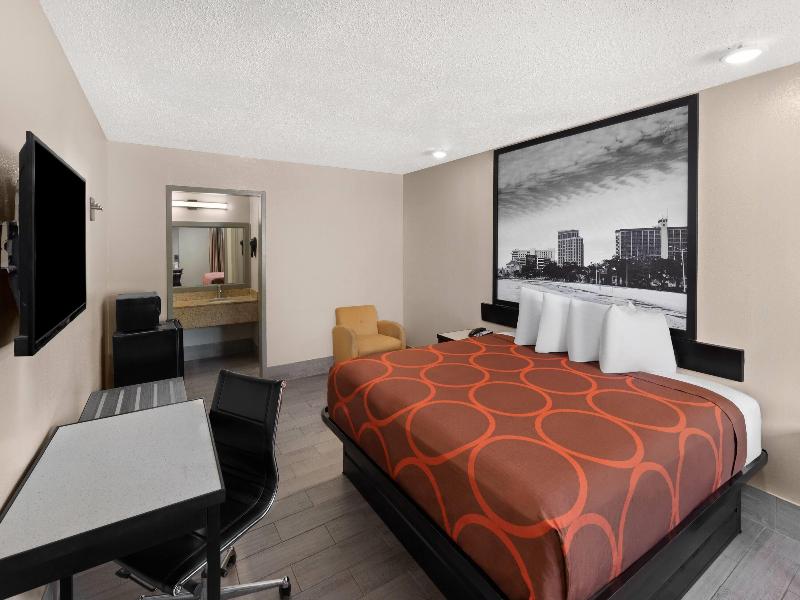 Super 8 by Wyndham Biloxi image
