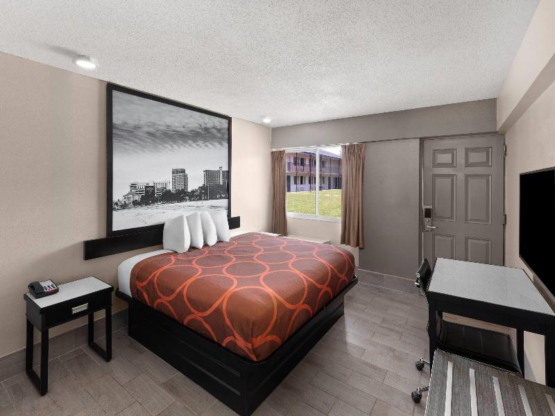 Super 8 by Wyndham Biloxi image