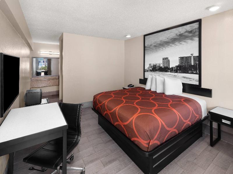 Super 8 by Wyndham Biloxi image